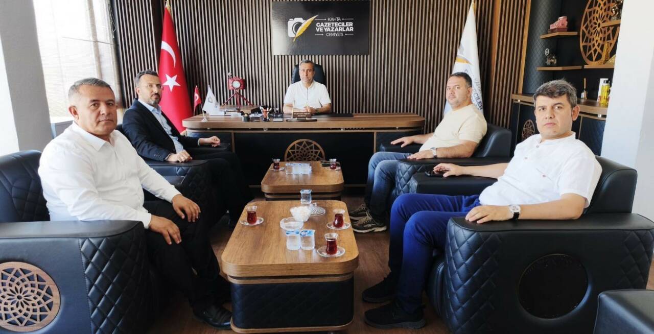 Adıyaman’ın Kahta Devlet Hastanesi Başhekimi Uzm. Dr. Mustafa Akel ve