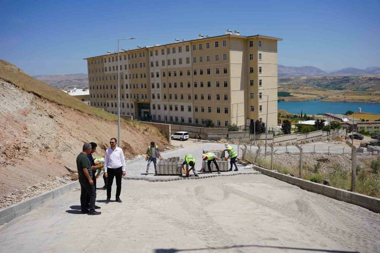 Adıyaman’ın Kahta ilçe Belediyesi tarafından Kahta Meslek Yüksekokulu ulaşım güzergâhında