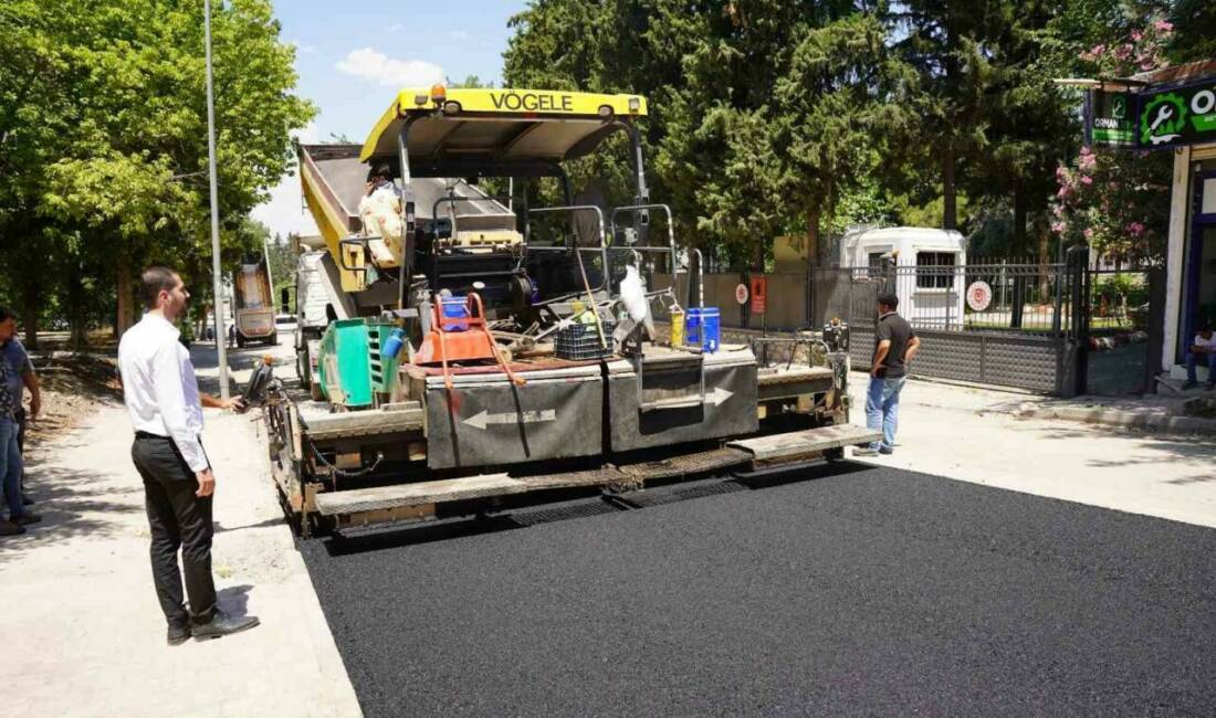 Adıyaman’ın Kahta ilçe Belediyesi tarafından ilçe genelinde sürdürülen yol yapım,