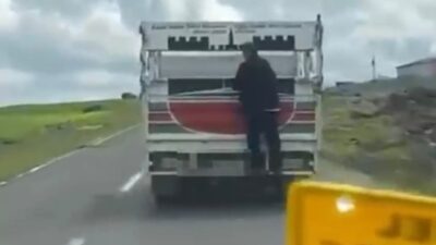 Şanlıurfa’nın Siverek ilçesinde bir kişi, seyir halindeki kamyonetin arkasına tutunarak