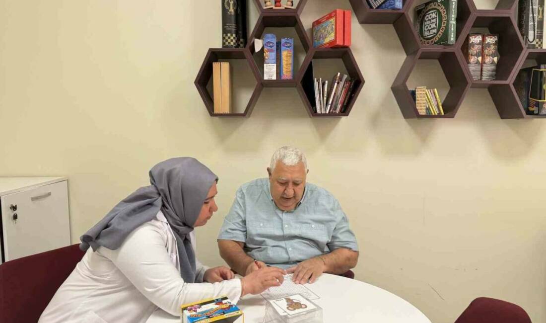 Kaybolduktan sonra Alzaymır Merkezi’nde yeniden hayata tutundu Gaziantep’te yaşayan alzaymır hastası Mehmet Sait Dayak, yıllardır bildiği sokaklarda
