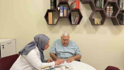 Gaziantep’te yaşayan alzaymır hastası Mehmet Sait Dayak, yıllardır bildiği sokaklarda
