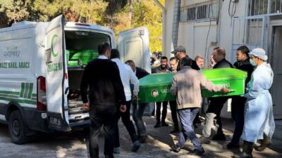 Gaziantep’te sokakta iki grup arasında çıkan silahlı kavgada, iş yerinin