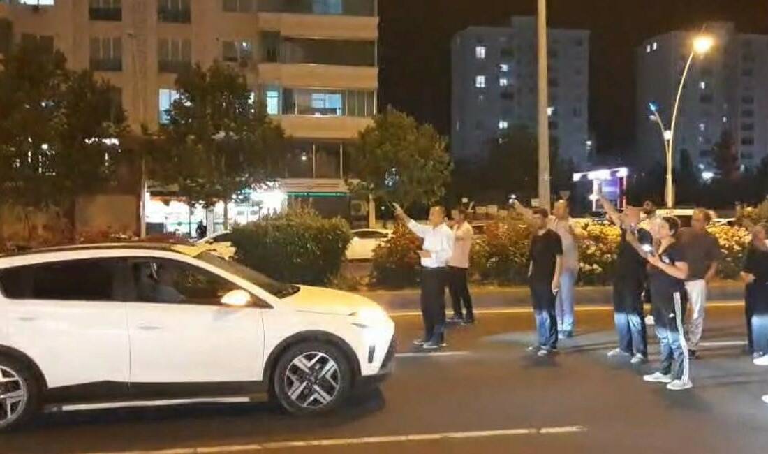 Diyarbakır’da vatandaşlar ölümlü kazaların meydana geldiği yolu kısa süreliğine trafiğe