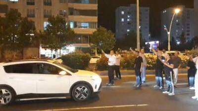 Diyarbakır’da vatandaşlar ölümlü kazaların meydana geldiği yolu kısa süreliğine trafiğe