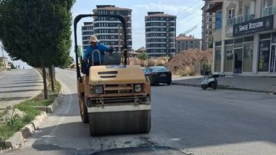 Adıyaman’da ana yol ortasında bulunan ve kazalara davetiye çıkaran çukur,