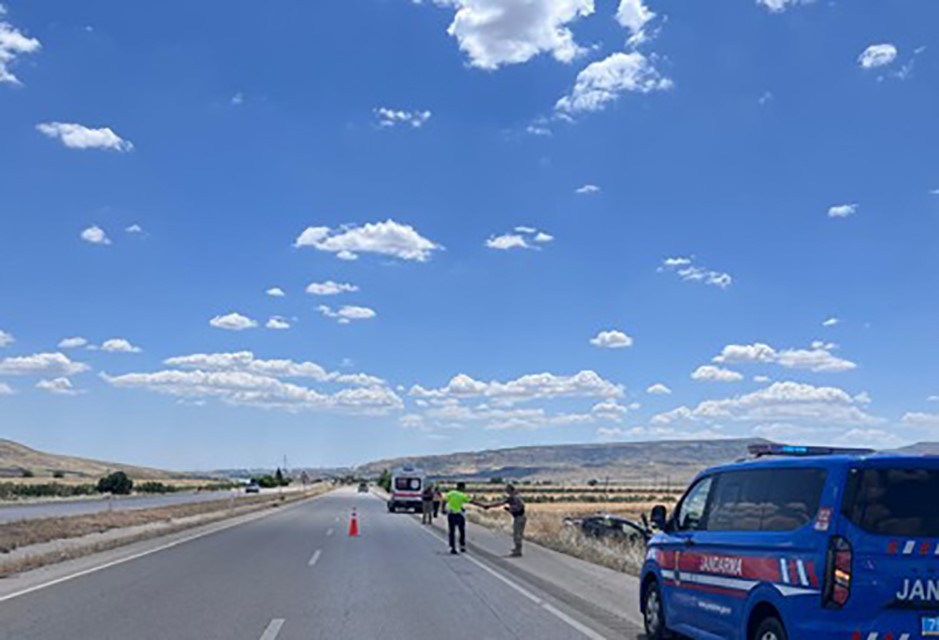 Kilis’te feci kaza: Otomobil şarampole devrildi, 2 yaralı Kilis’te meydana gelen trafik kazasında otomobilin şarampole devrilmesi sonucu 2