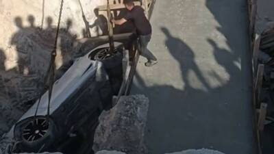 Gaziantep’te kontrolden çıkan otomobil, yapımı devam eden köprü inşaatı çukuruna