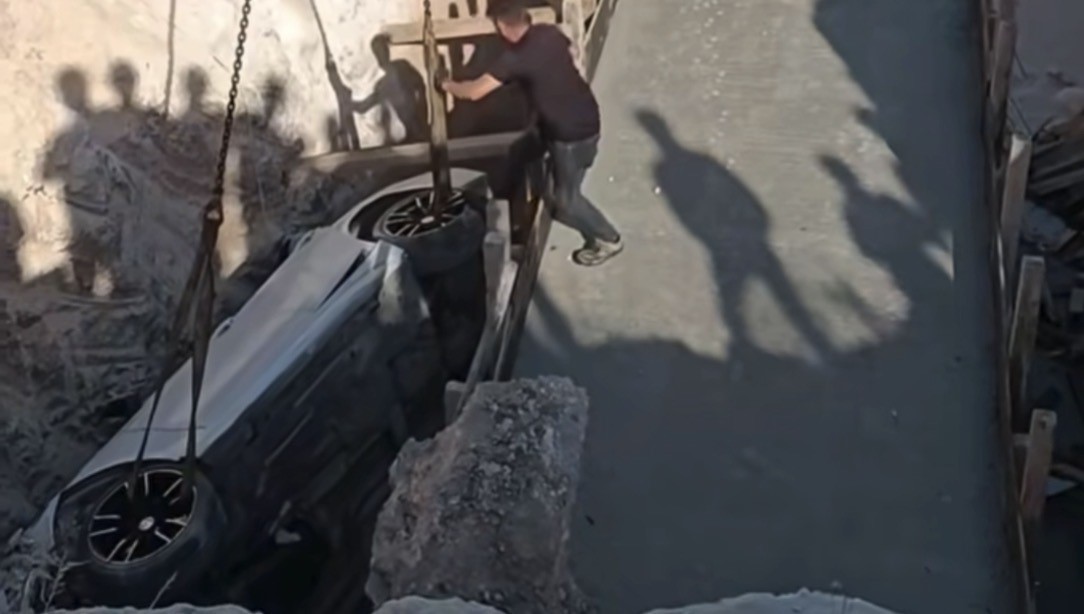 Gaziantep’te kontrolden çıkan otomobil, yapımı devam eden köprü inşaatı çukuruna