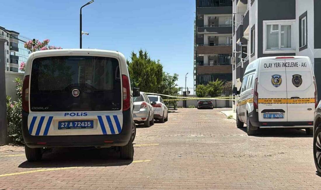 Gaziantep’te bir kadın, kucağına aldığı 4 yaşındaki oğluyla birlikte 8’inci