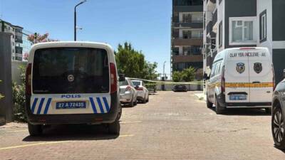 Gaziantep’te bir kadın, kucağına aldığı 4 yaşındaki oğluyla birlikte 8’inci