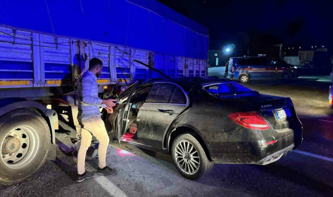 Batman'ın Kozluk ilçesinde bir otomobilin benzin istasyonundan çıkan tırın altına