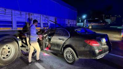 Batman'ın Kozluk ilçesinde bir otomobilin benzin istasyonundan çıkan tırın altına