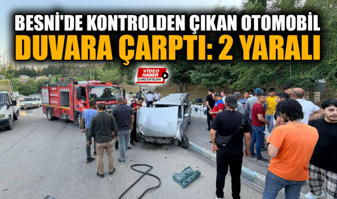 Adıyaman'ın Besni ilçesinde kontrolden çıkarak duvara çarpan otomobilde bulunan 2