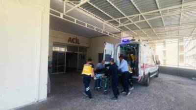 Şanlıurfa’nın Siverek ilçesinde mercimek hasadında çalışan 6 işçi, yedikleri yemekten