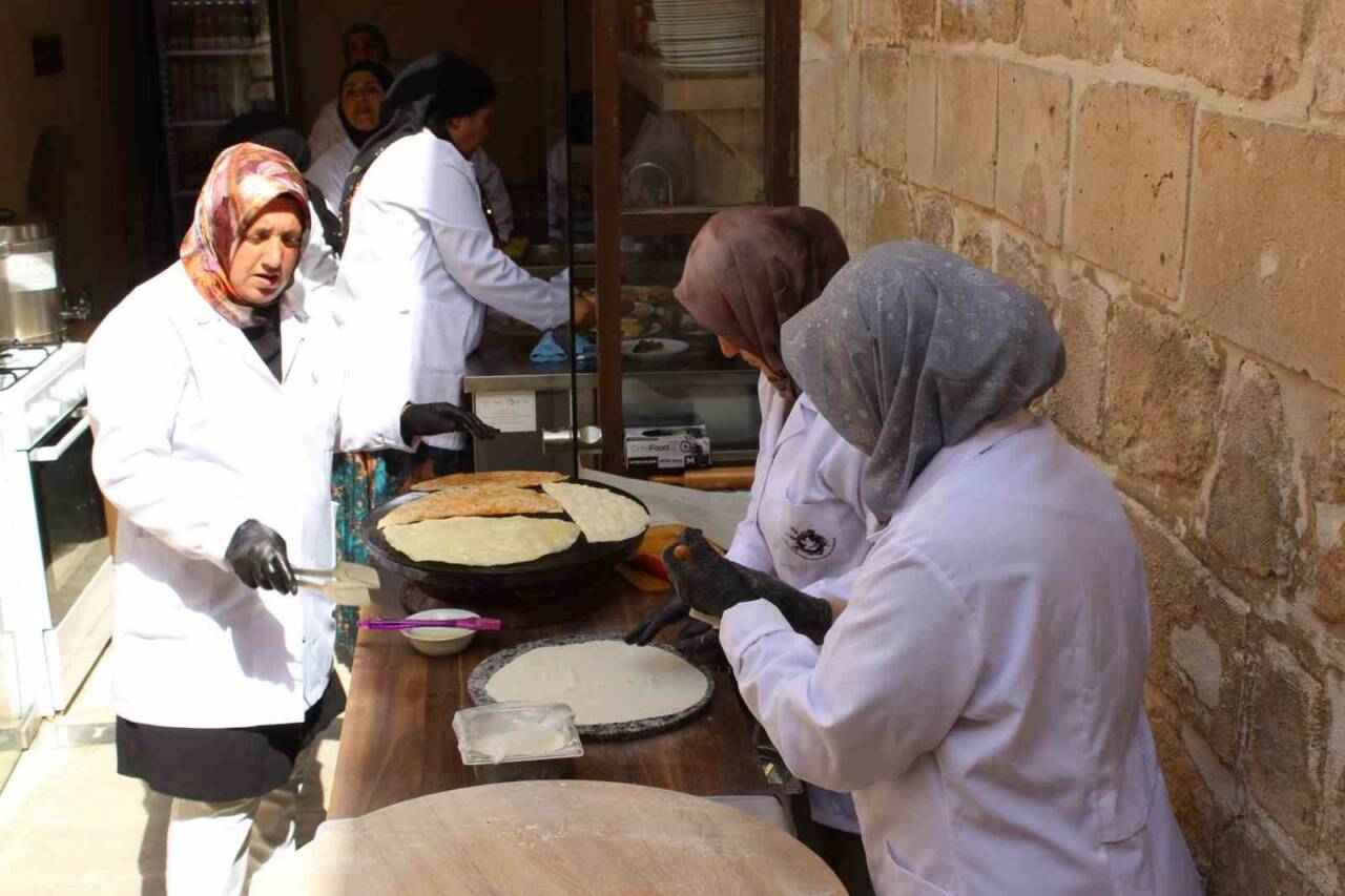 Mardin’in Midyat ilçesinde kooperatif çatısı altında buluşan kadınlar el emekleri