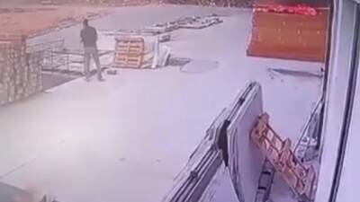 Şanlıurfa'da 10 katlı bir binanın giriş katındaki depoda çıkan yangın,
