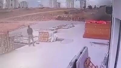 Şanlıurfa'da 10 katlı bir binanın giriş katındaki depoda çıkan yangın,