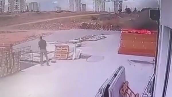 Şanlıurfa'da 10 katlı bir binanın giriş katındaki depoda çıkan yangın,
