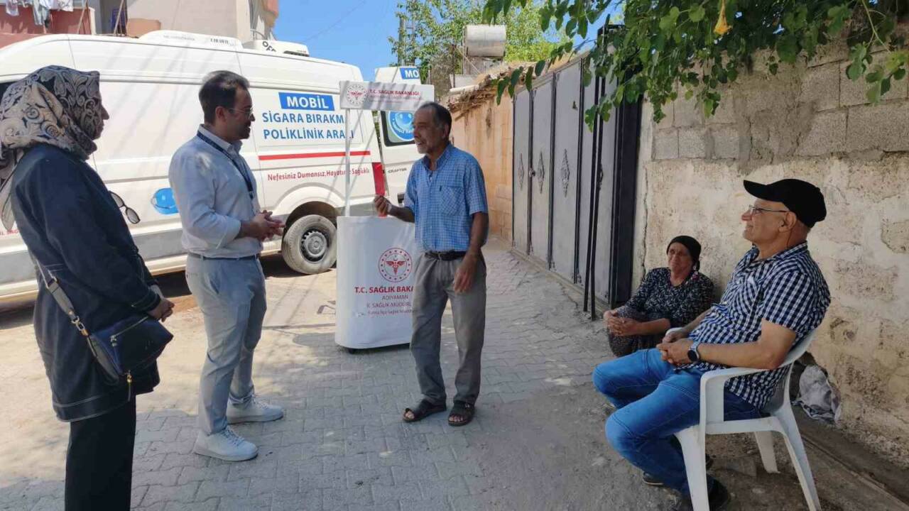 Adıyaman’ın Kahta ilçesinde hizmet veren mobil sigara bırakma polikliniği, köy