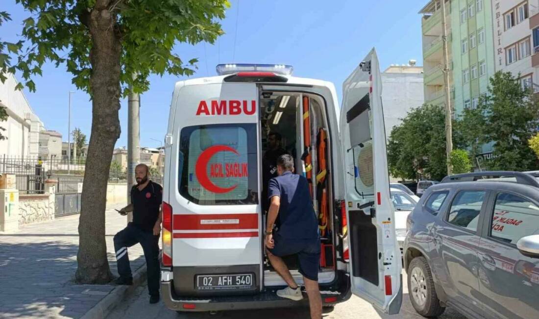 Adıyaman’da sürücüsünün direksiyon hakimiyetini kaybetmesi sonucu devrilen motosikletin sürücüsü yaralandı.