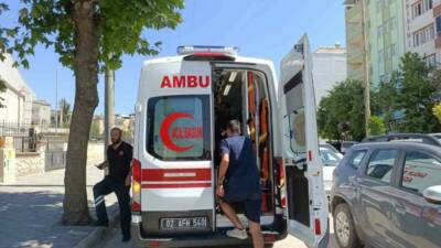 Adıyaman’da sürücüsünün direksiyon hakimiyetini kaybetmesi sonucu devrilen motosikletin sürücüsü yaralandı.