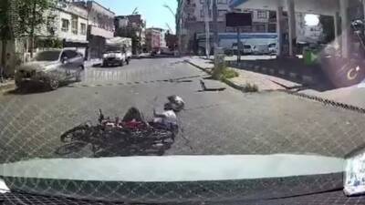 Batman’da motosikletin otomobille çarpışma anı araç kamerasınca kaydedildi.