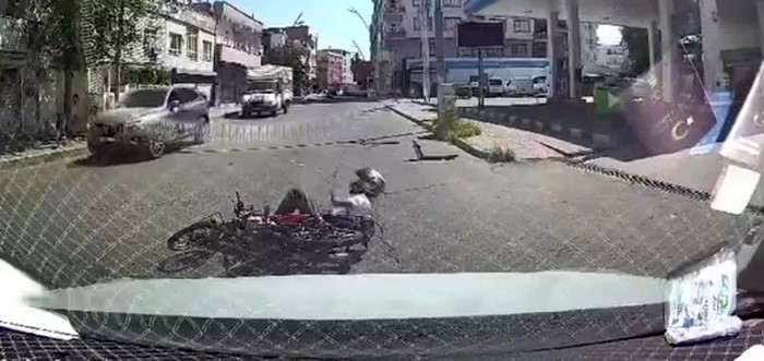 Motosikletin otomobile çarpma anı araç kamerasında Batman’da motosikletin otomobille çarpışma anı araç kamerasınca kaydedildi.