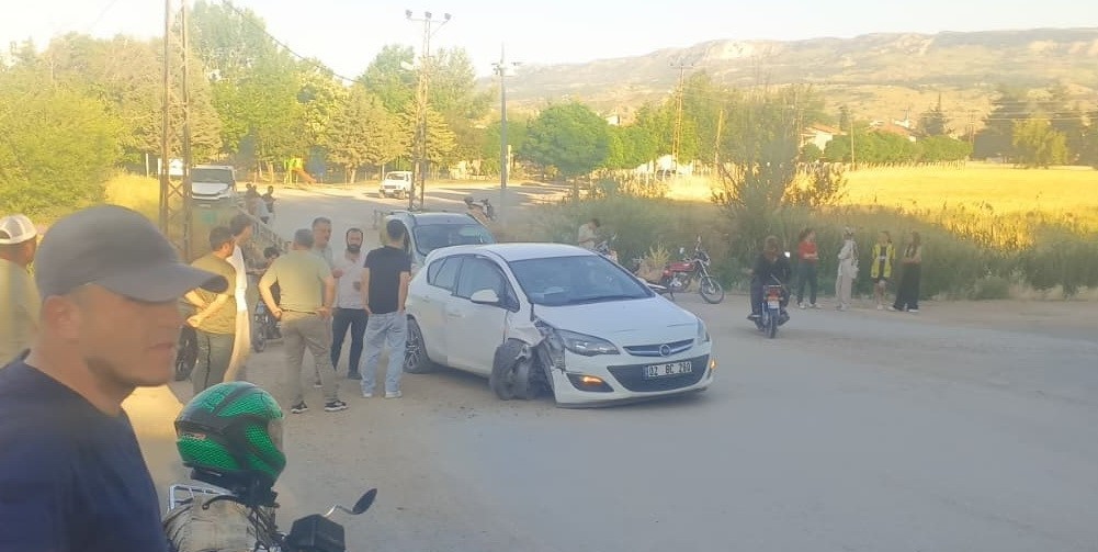 Gölbaşı’nda otomobil elektrik direğine çarptı: 5 yaralı Adıyaman’ın Gölbaşı ilçesinde sürücüsünün kontrolünü kaybettiği otomobilin direğe çarpması sonucu