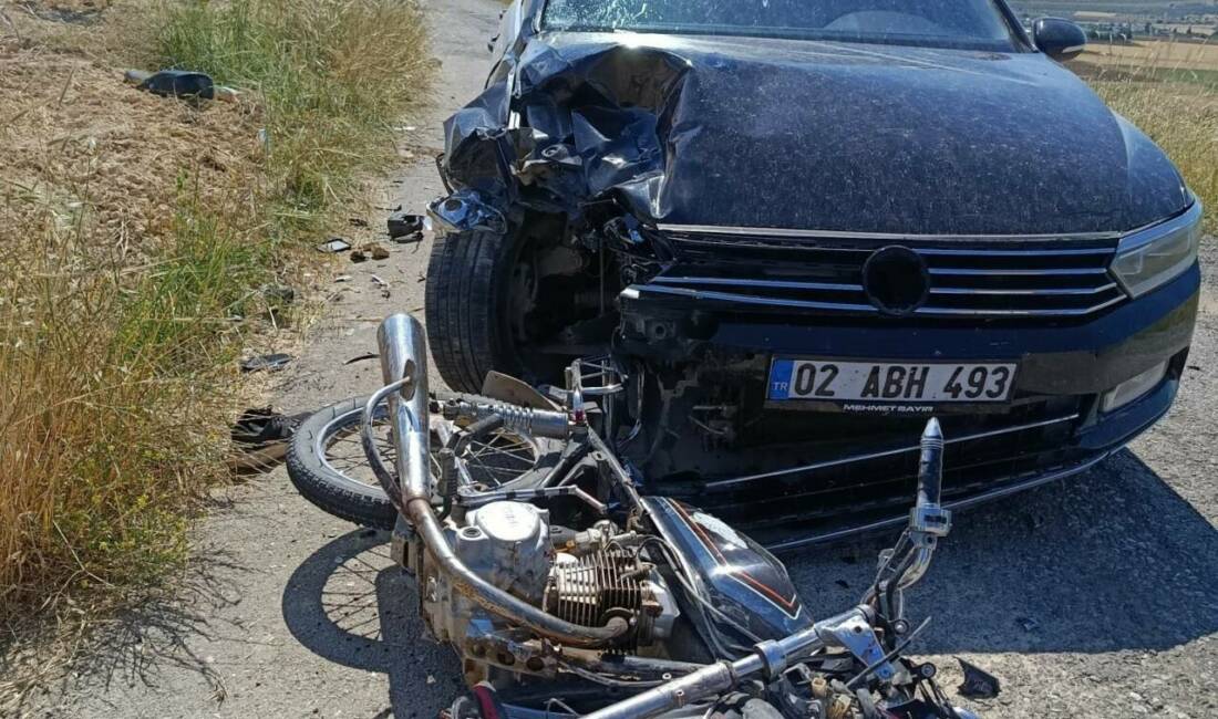 Adıyaman’da otomobil ile motosikletin çarpışması sonucu 2 kişi ağır yaralandı.