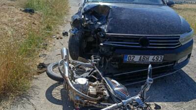 Adıyaman’da otomobil ile motosikletin çarpışması sonucu 2 kişi ağır yaralandı.