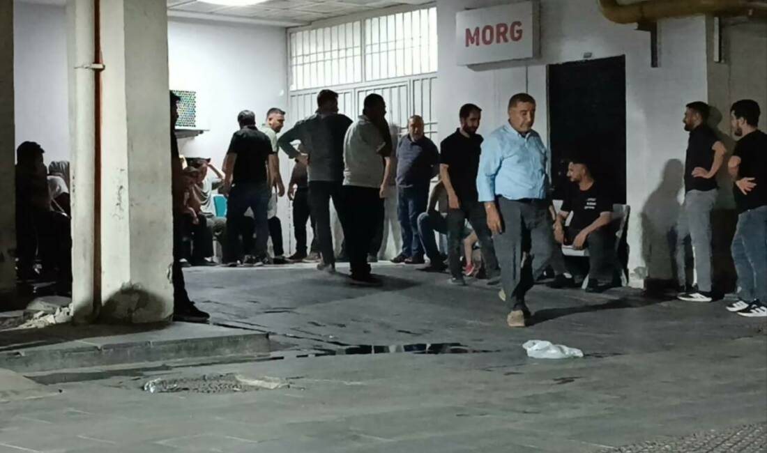 Batman’da seyir halindeki otomobilin camından sarktığı sırada dengesini kaybederek yola