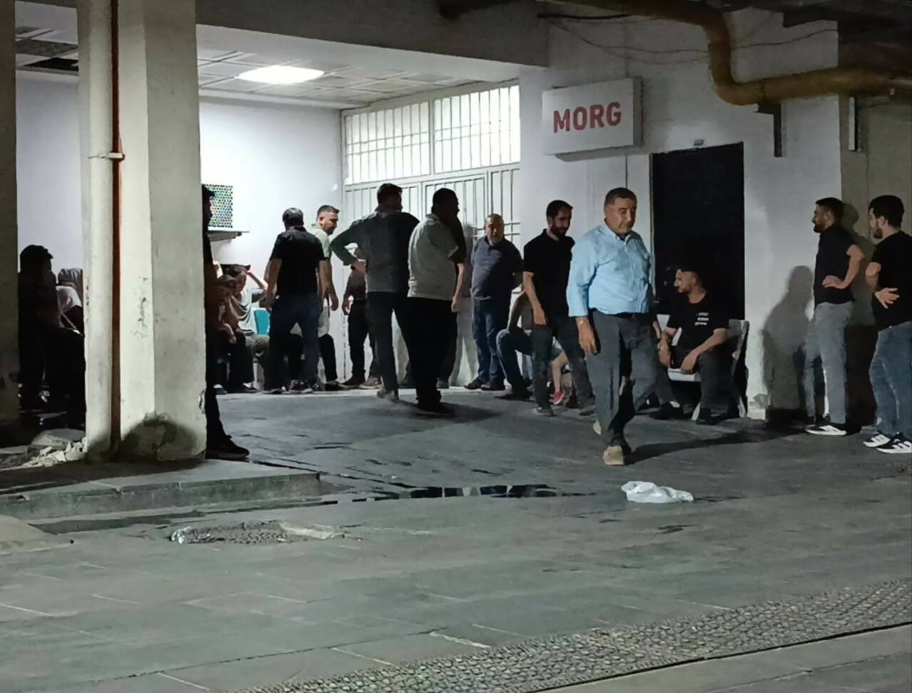 Batman’da seyir halindeki otomobilin camından sarktığı sırada dengesini kaybederek yola