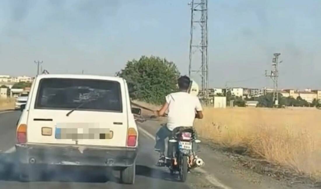 Şanlıurfa'nın Siverek ilçesinde bir motosiklet sürücüsü, bir otomobilin emniyet kemerine