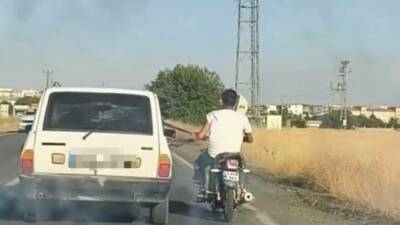Şanlıurfa'nın Siverek ilçesinde bir motosiklet sürücüsü, bir otomobilin emniyet kemerine