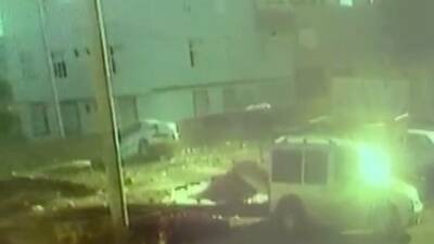 Şanlıurfa’nın Suruç ilçesinde park halindeki bir otomobil hareket ederek çukura