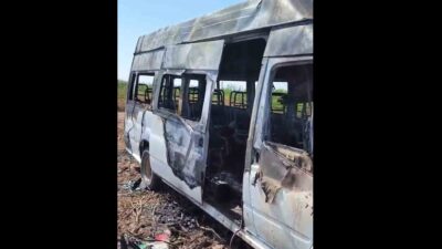 Şanlıurfa’nın Ceylanpınar ilçesinde boş araziye park edilen minibüs yanarak küle