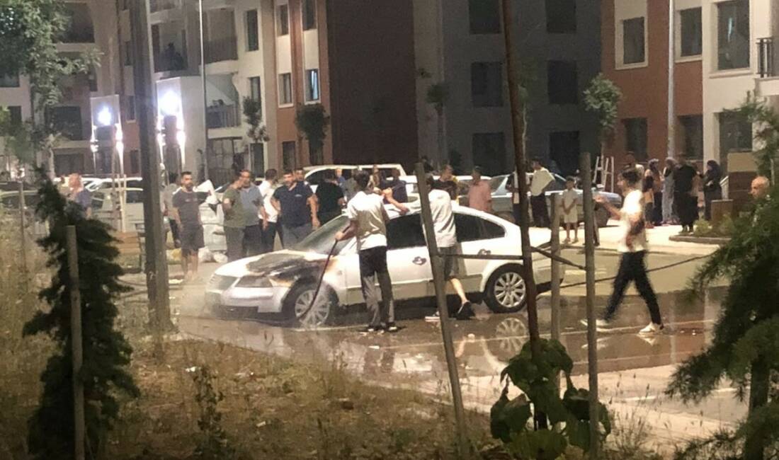 Adıyaman’da park halindeki bir otomobil alev alarak yandı.