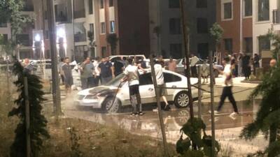 Adıyaman’da park halindeki bir otomobil alev alarak yandı.