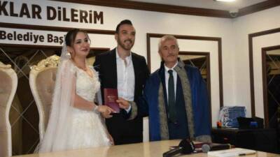 Gaziantep’te takvimlerin 26.06.2026 tarihini göstermesiyle birlikte nikah salonlarına akın etti.