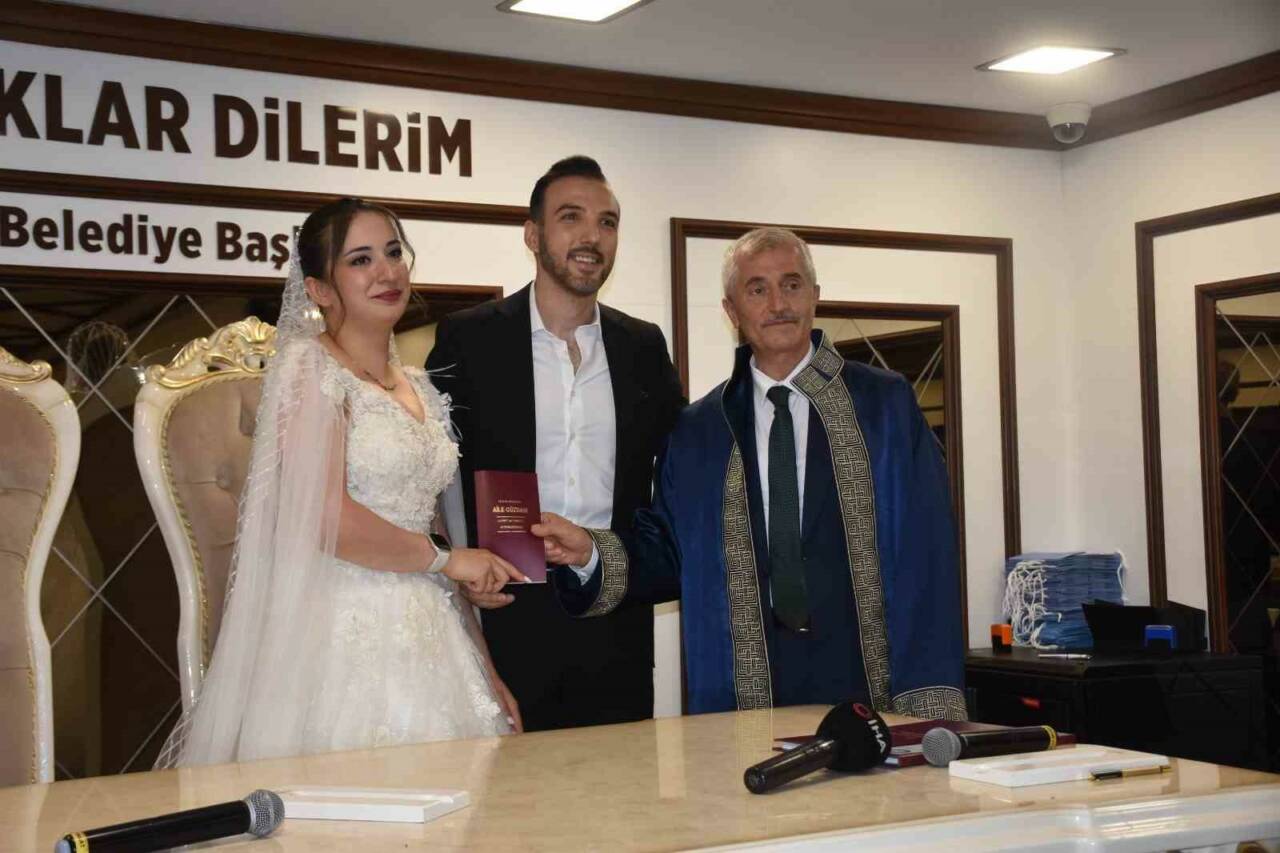 Gaziantep’te takvimlerin 26.06.2026 tarihini göstermesiyle birlikte nikah salonlarına akın etti.