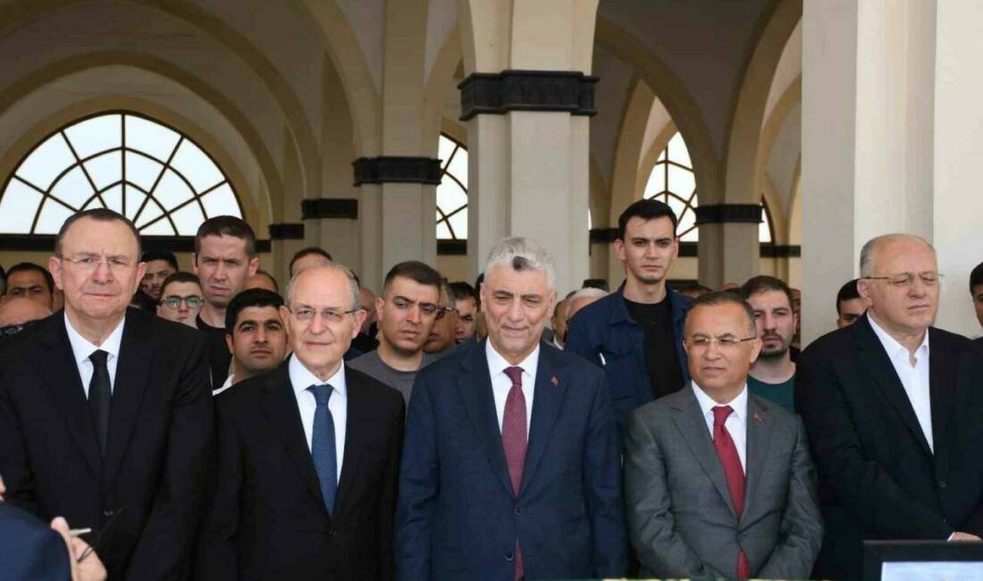Sanayici Mehmet Ali Topçuoğlu, dualarla son yolculuğuna uğurlandı Gaziantep’te geçirdiği rahatsızlık sonucu hayatını kaybeden sanayici Gülsan Holding Onursal