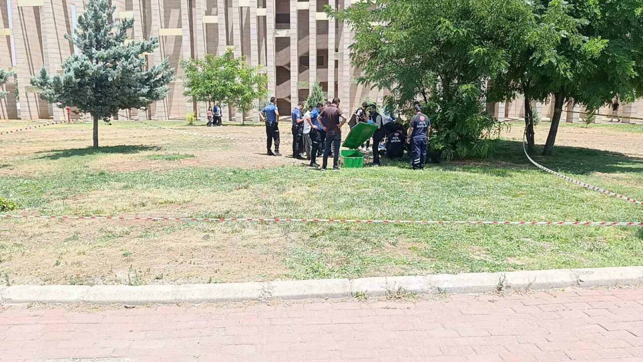Şanlıurfa’nın Eyyübiye ilçesinde bir kişi parkta ölü bulundu.