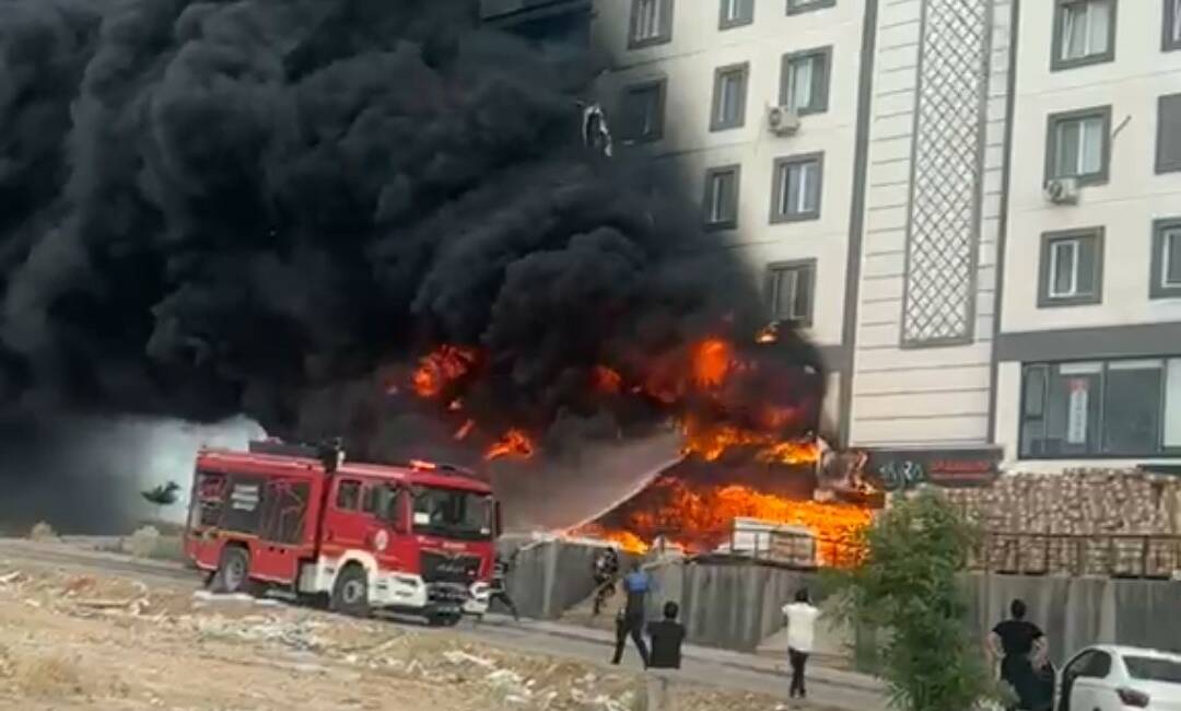 Şanlıurfa’da bir yapı dekorasyon deposunda çıkan yangın korku dolu anların
