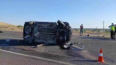 Şanlıurfa'nın Bozova ilçesinde kontrolden çıkan bir otomobilin devrilmesi sonucu 2