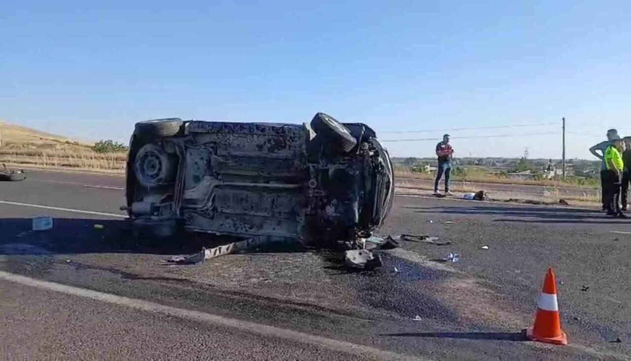 Şanlıurfa'nın Bozova ilçesinde kontrolden çıkan bir otomobilin devrilmesi sonucu 2