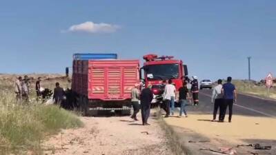 Şanlıurfa’nın Viranşehir ilçesinde kamyon ile otomobilin çarpışması sonucu meydana gelen