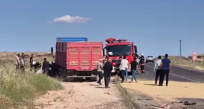 Şanlıurfa’nın Viranşehir ilçesinde kamyon ile otomobilin çarpışması sonucu meydana gelen