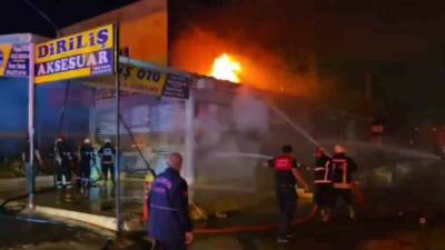 Şanlıurfa’da gece yarısı iki ayrı iş yerinde çıkan yangın kontrol