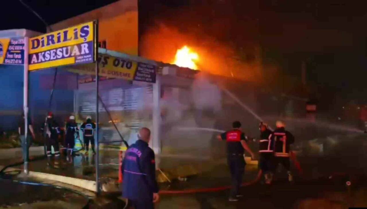 Şanlıurfa’da gece yarısı iki ayrı iş yerinde çıkan yangın kontrol